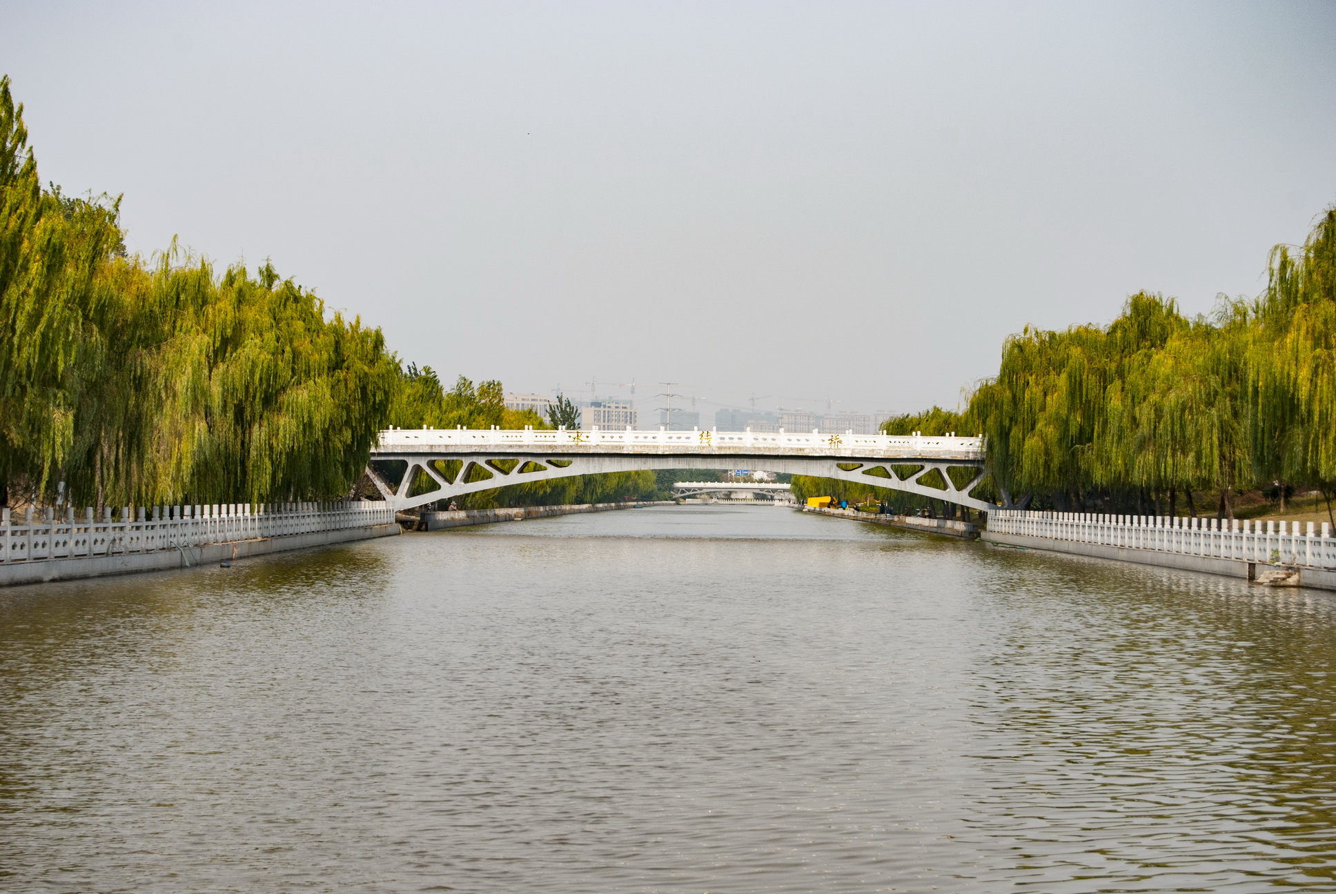 徐州丁万河南路带状公园内有很多垂钓者,景色宜人