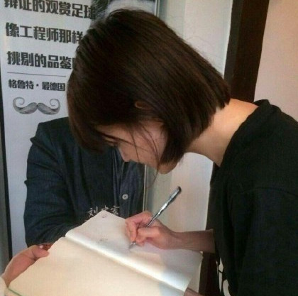 明星親筆簽名像畫畫，楊紫寫了個「媽」字，趙麗穎的字跡我看不懂 娛樂 第17張