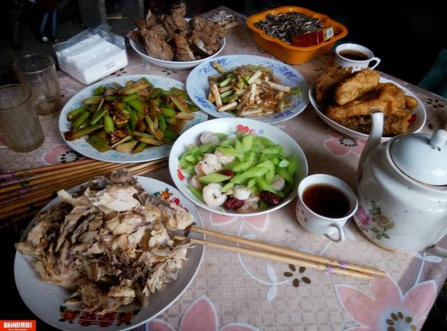 实拍农村的中国筷子,是吃饭家什更是谋生手段,有人靠它年赚10万