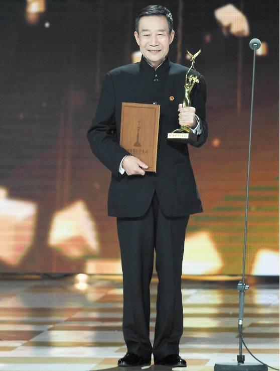 李雪健為了演林彪26歲剃了個光頭，出席金馬獎佩戴紅旗胸章好感人 娛樂 第7張