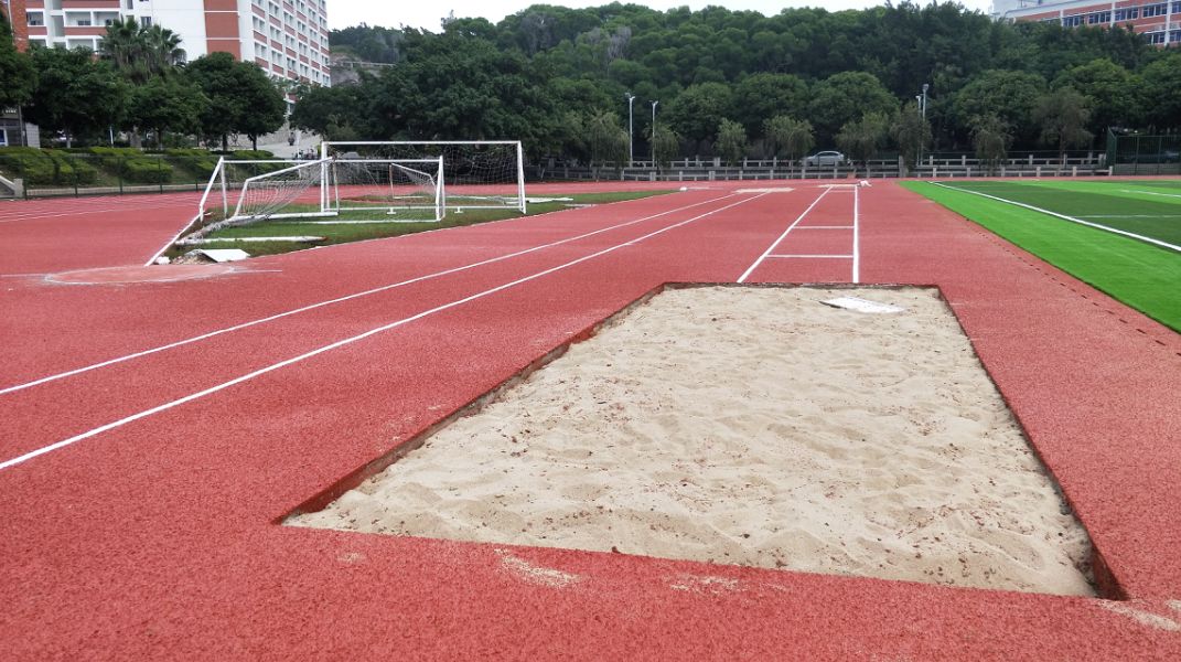 田赛沙坑.篮球场,蓝框暂未安装.