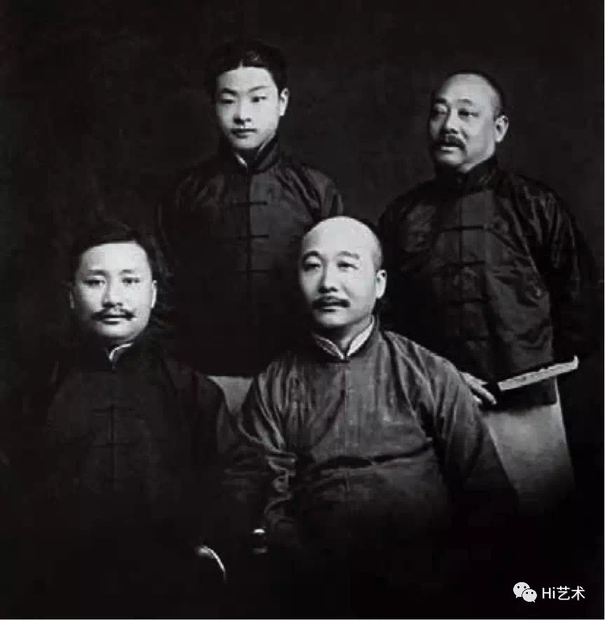 1920年前后,罗瘿公(前右) 与程砚秋(后左),李释勘和萧云亭合影