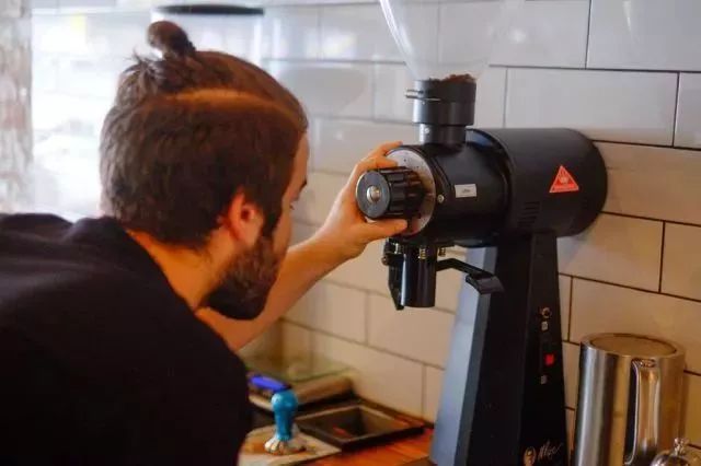 咖啡豆研磨机怎么用