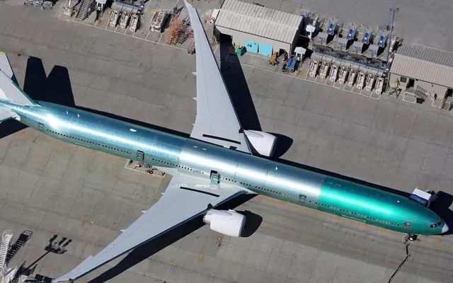 话宇专栏丨波音完成首架777x组装配有世界上最大客机引擎