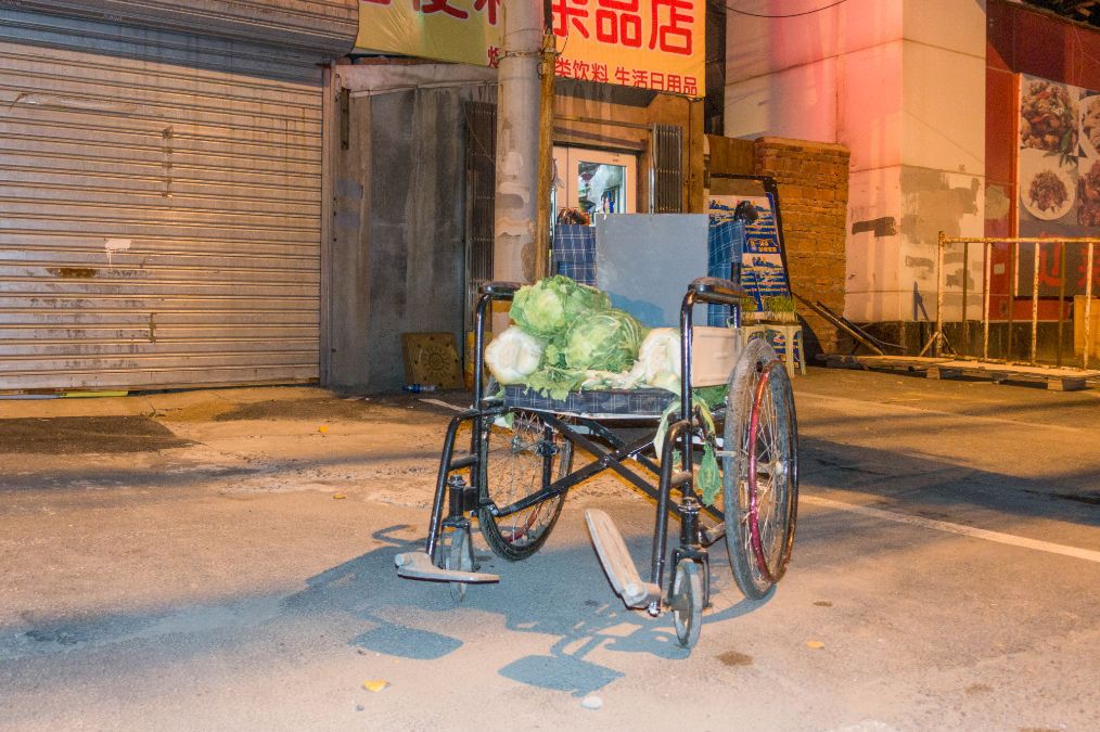 实拍沈阳街头晾晒白菜的场景,轮椅上都晾着大白菜,南方人没见过