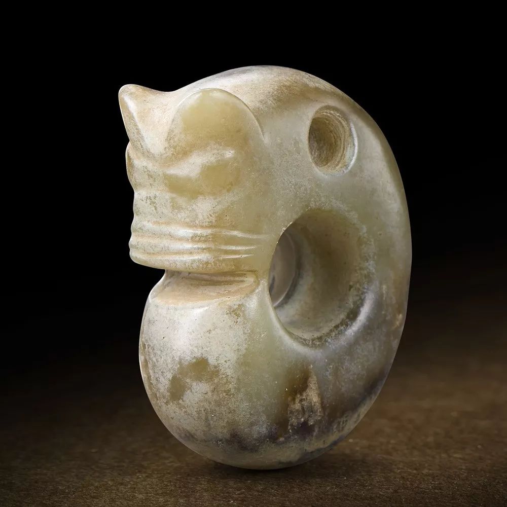 估价:hk$ 80,000 rmb 70,400 新石器时代 红山文化 黄玉猪龙 长 5 cm