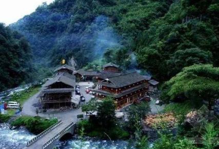 北川羌城旅游区是一个开放性景区,集纪念缅怀,感恩大爱,禹羌风情和