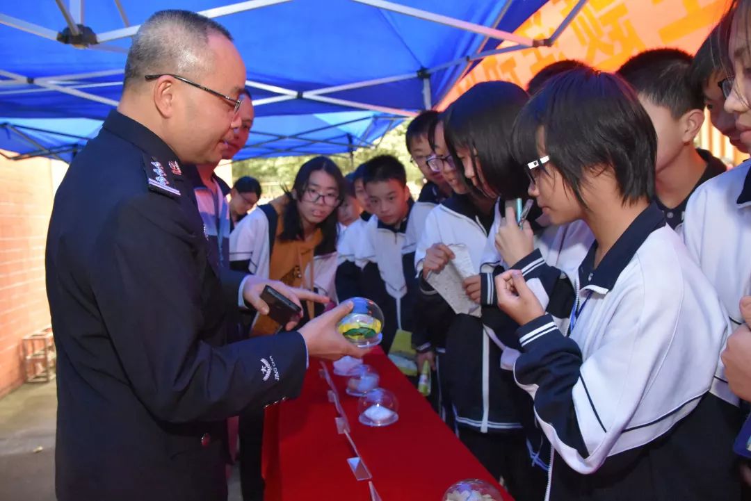 青少年禁毒宣传教育进校园活动在佛山市三水区西南街道健力宝中学举办