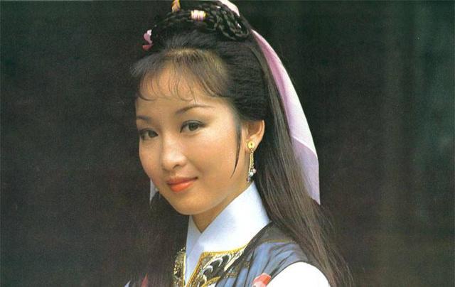 曾与赵雅芝齐名,张国荣称与她拍戏是受苦,终身不孕仍受宠30年
