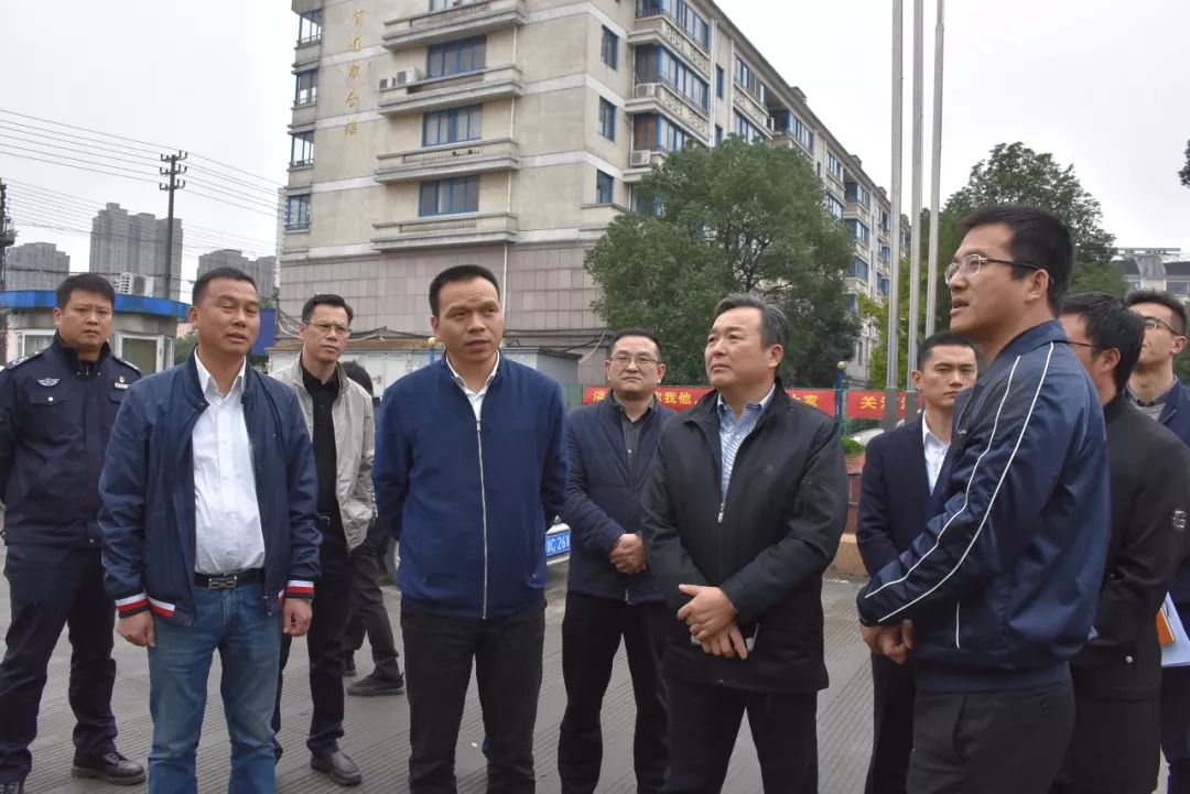 县长郑建忠,副县长肖剑,镇长陈显宏做了陪同.