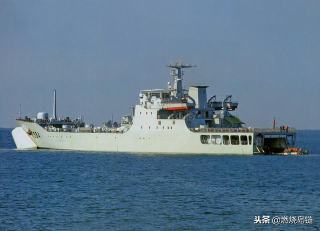 是于2003年推出的新型两栖登陆舰,由上海沪东造船厂和大连造船厂承建