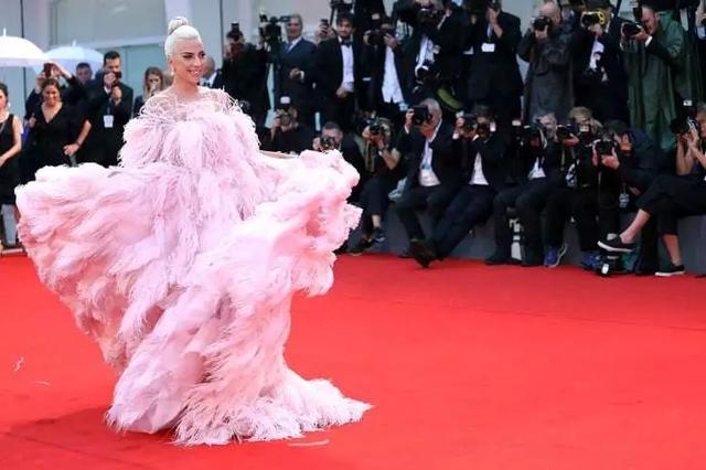 Lady Gaga穿上普通人都能理解的仙女服裝？氣質變了有點驚艷到我 娛樂 第3張