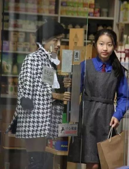 陳奕迅14歲女兒被曝與男生親密逛街，徐濠縈：已經見過女兒男友 娛樂 第6張