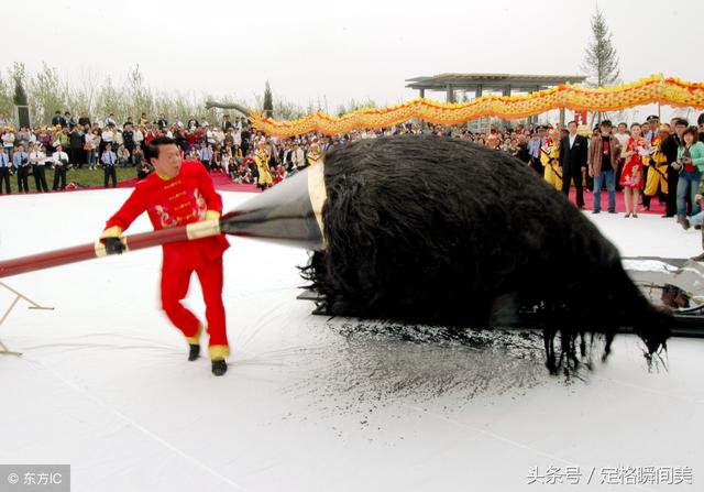 书法家用巨型毛笔写"龙"字 用掉600斤墨汁 看看这个字