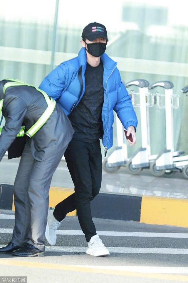 李晨最新機場照：小腹突出身材走形嚴重，看眼神都感覺到他很累 娛樂 第4張