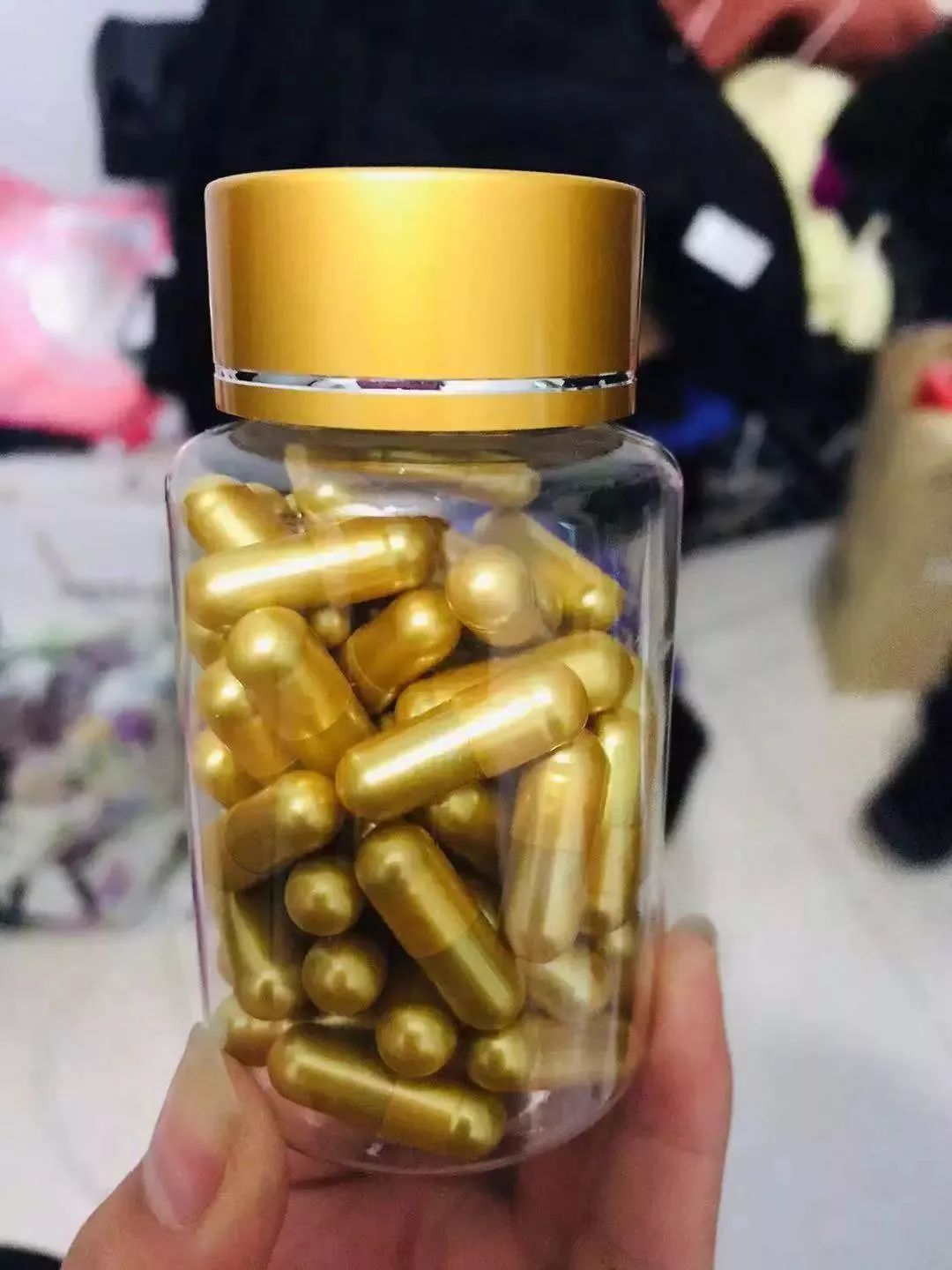 孔某就在微信朋友圈销售这款减肥药,进价是1块多一颗的金色胶囊,装进