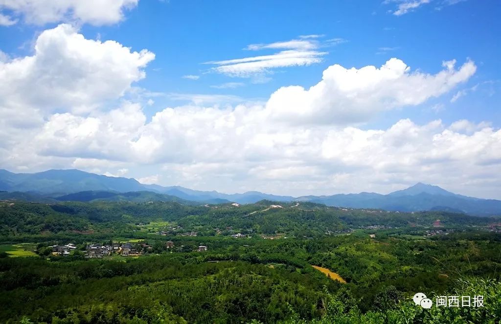 在补齐旅游短板方面,武平县立足"景区闲游,乡村体验,县城住购",加快