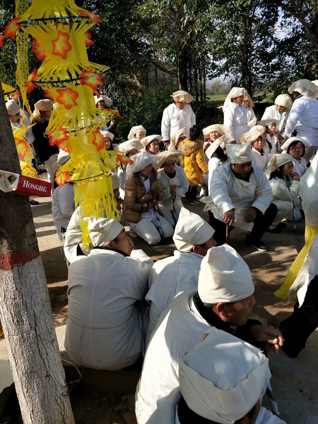 农村的守孝,一人去世百人守孝