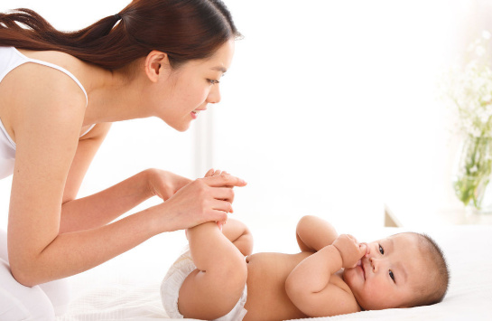 新生儿宝宝脸上长湿疹怎么办？如何有效消除宝宝湿疹？