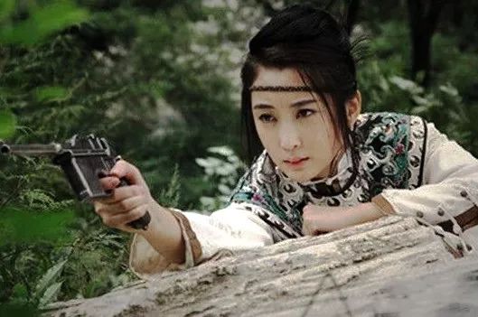 2009年,因出演郭靖宇执导的《铁梨花》中赵嫣然一角而走红,受到观众的