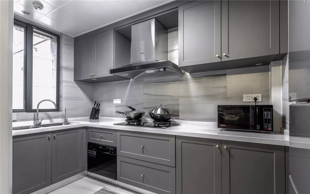 厨房,设计师选择灰色作为橱柜的主色调,配合水墨画般的墙地砖,自然