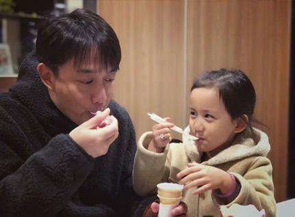 孫莉曬黃磊和小女兒同吃一個冰淇淋，父女倆互動超有愛！ 娛樂 第3張