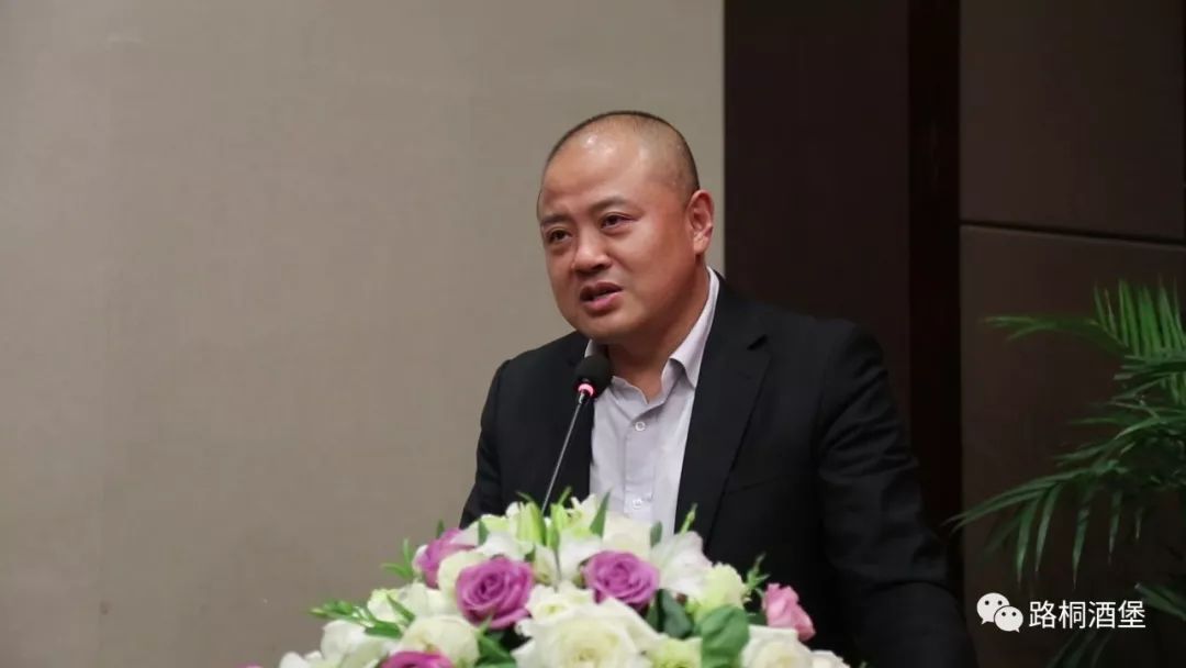 克罗地亚首任孔子学院院长严立东说,要将西方的红酒