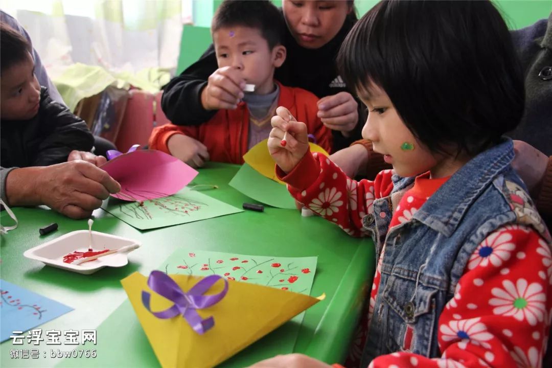 孩子们把手工制作献给家人和老师,让孩子们懂得人与人之间的关爱与