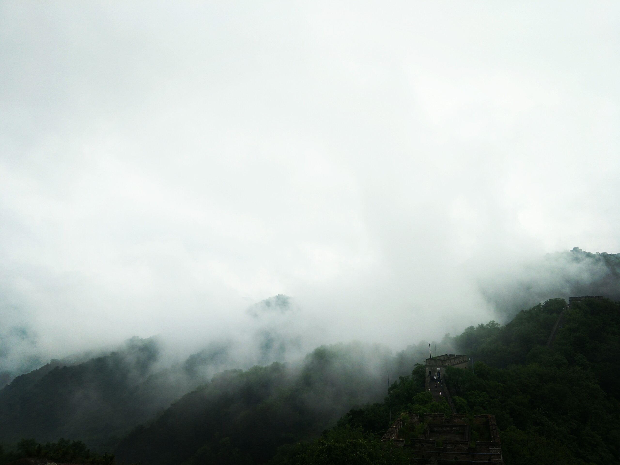 游玩看到慕田峪长城遇到下雨天烟飘的漫山遍野