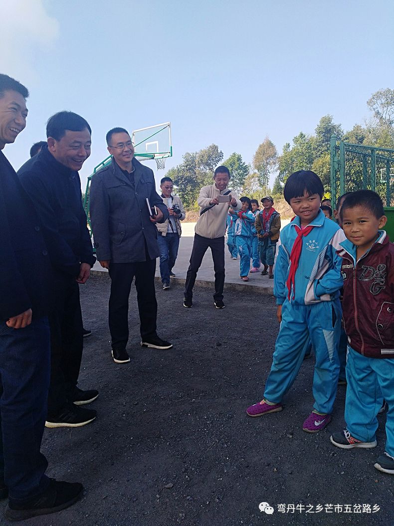 从心重视教育—德宏州人民政府副州长杨世庄到芒市五岔路中小学