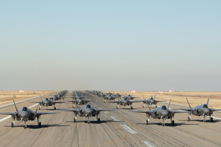 美军f-35机群在希尔空军基地展开训练!