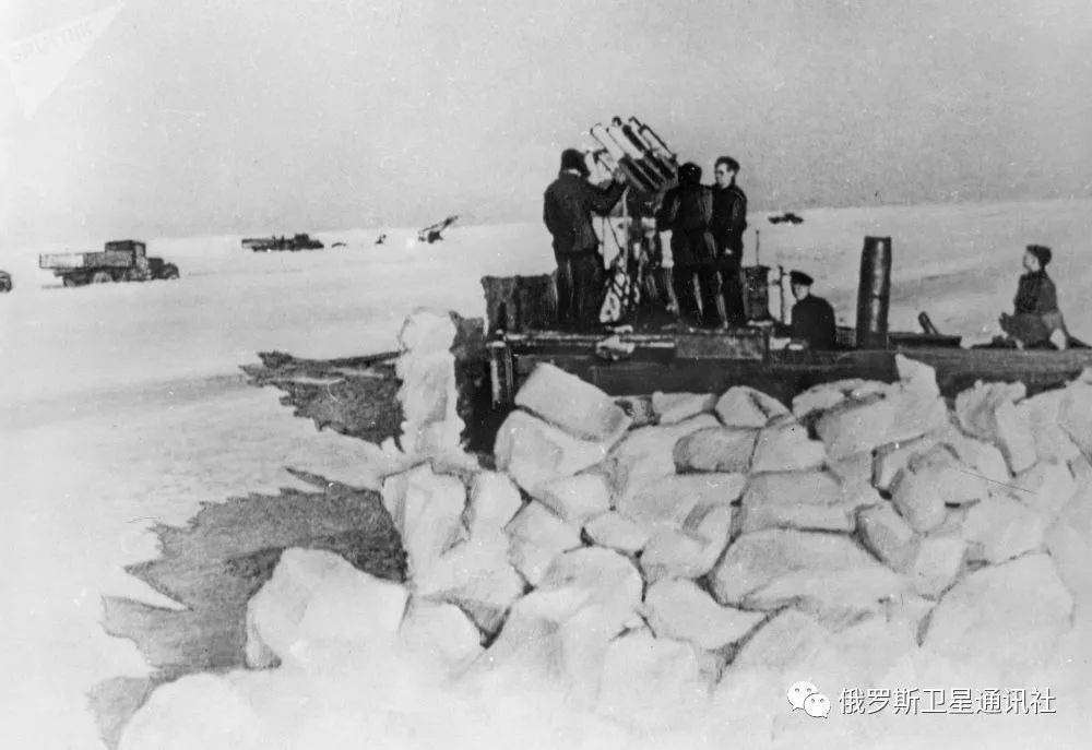 拉多加湖的冰水混合路"生命之路,1942年.