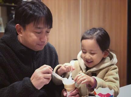 孫莉曬黃磊和小女兒同吃一個冰淇淋，父女倆互動超有愛！ 娛樂 第2張