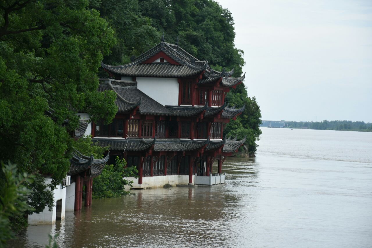 在旅游方面呢,马鞍山也不乏自然风光和名胜古迹,最著名的旅游景点就当