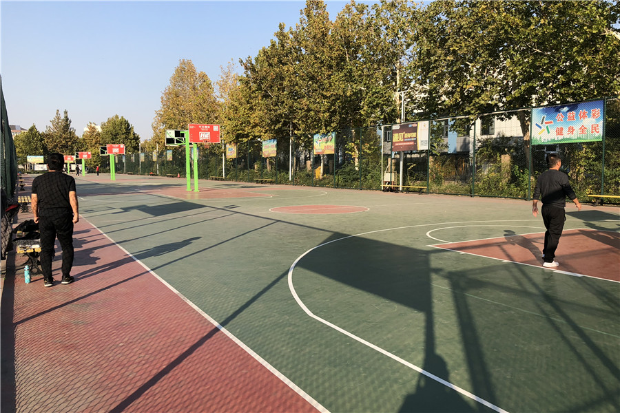 整片篮球场由4个全尺寸整场(8个半场)组成,并有值班人员对设施维护和