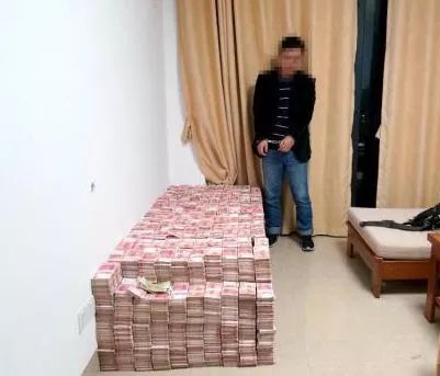 广西百色破获一起特大网络传销案4700万现金铺满了整个床