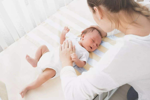 新生儿宝宝脸上长湿疹怎么办？如何有效消除宝宝湿疹？