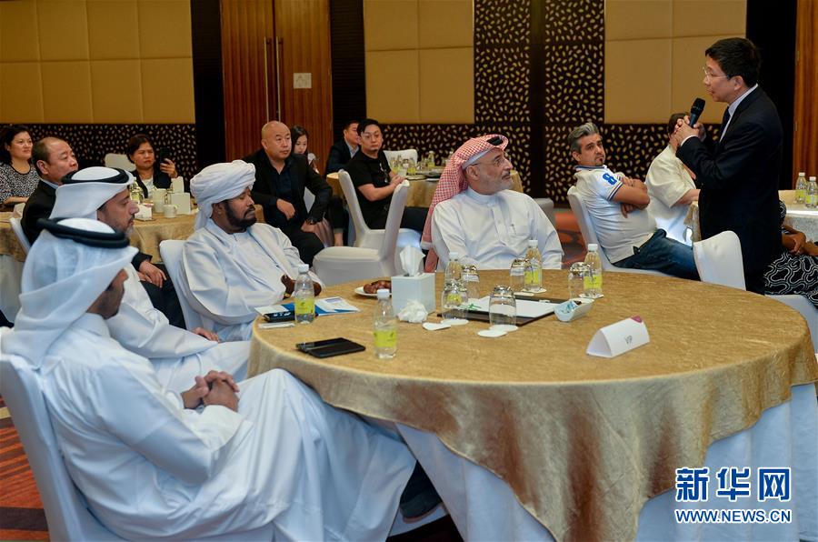11月21日,在卡塔尔首都多哈,洽谈会上主持人与现场嘉宾互动.