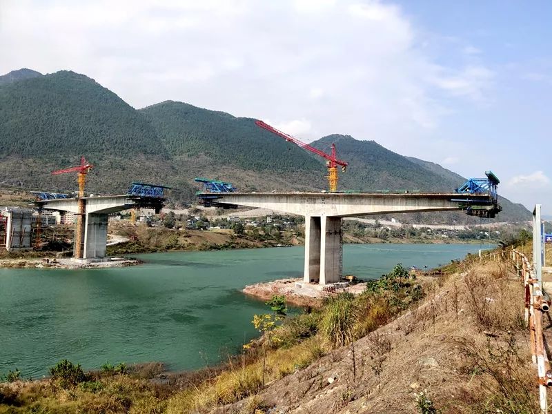 11月21日,威围高速公路第三项目经理部金斗1号大桥左幅0#桥台承台