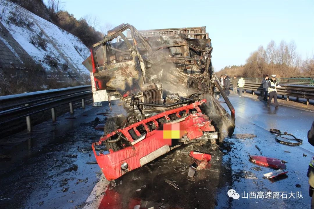 青银高速:两起重型半挂碰撞起火 驾驶员当场死亡!_事故