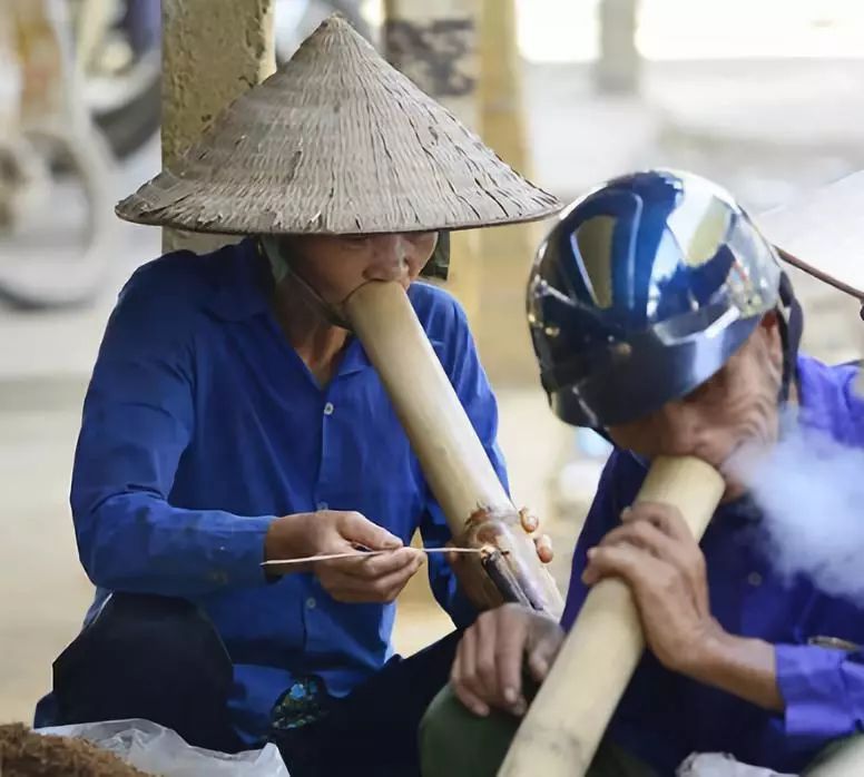 特别是水烟越南人很喜欢抽烟你将会惊讶地发现如果你去越南旅游水烟