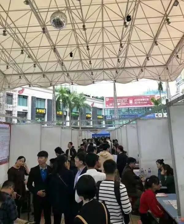 北京大型招聘会_北京大型招聘会场面火爆(2)