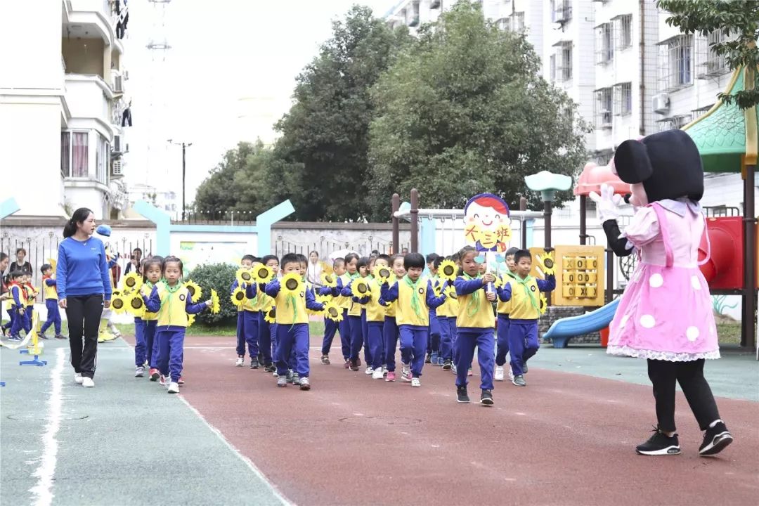 萌 娃 篇 展茅中心幼儿园"农味"亲子运动会开幕式,小萌娃们扮成辣椒