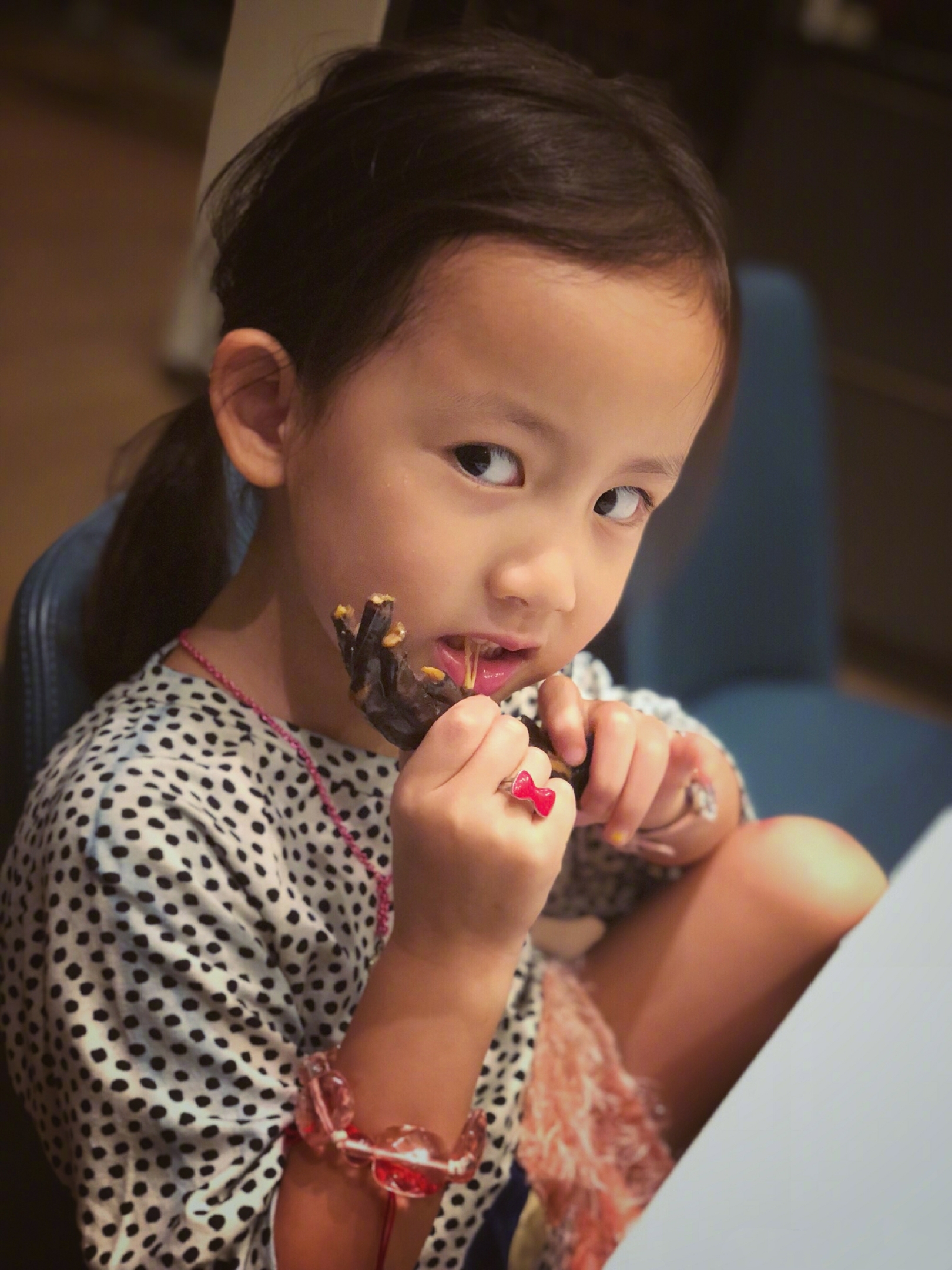 黃磊小女兒愛吃鳳爪，卻天真地自稱在吃「手」，開心得笑瞇了雙眼 娛樂 第7張