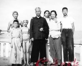 1949年,刘少奇,王光美与刘爱琴在北平.