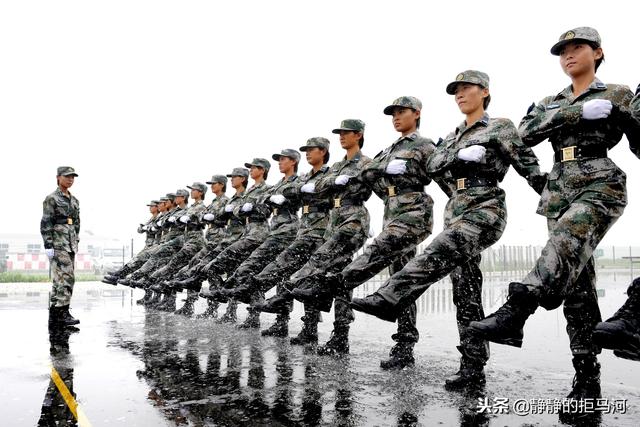 三军女兵方队阅兵训练旧照片:挥汗如雨的训练后,那些青春的笑颜