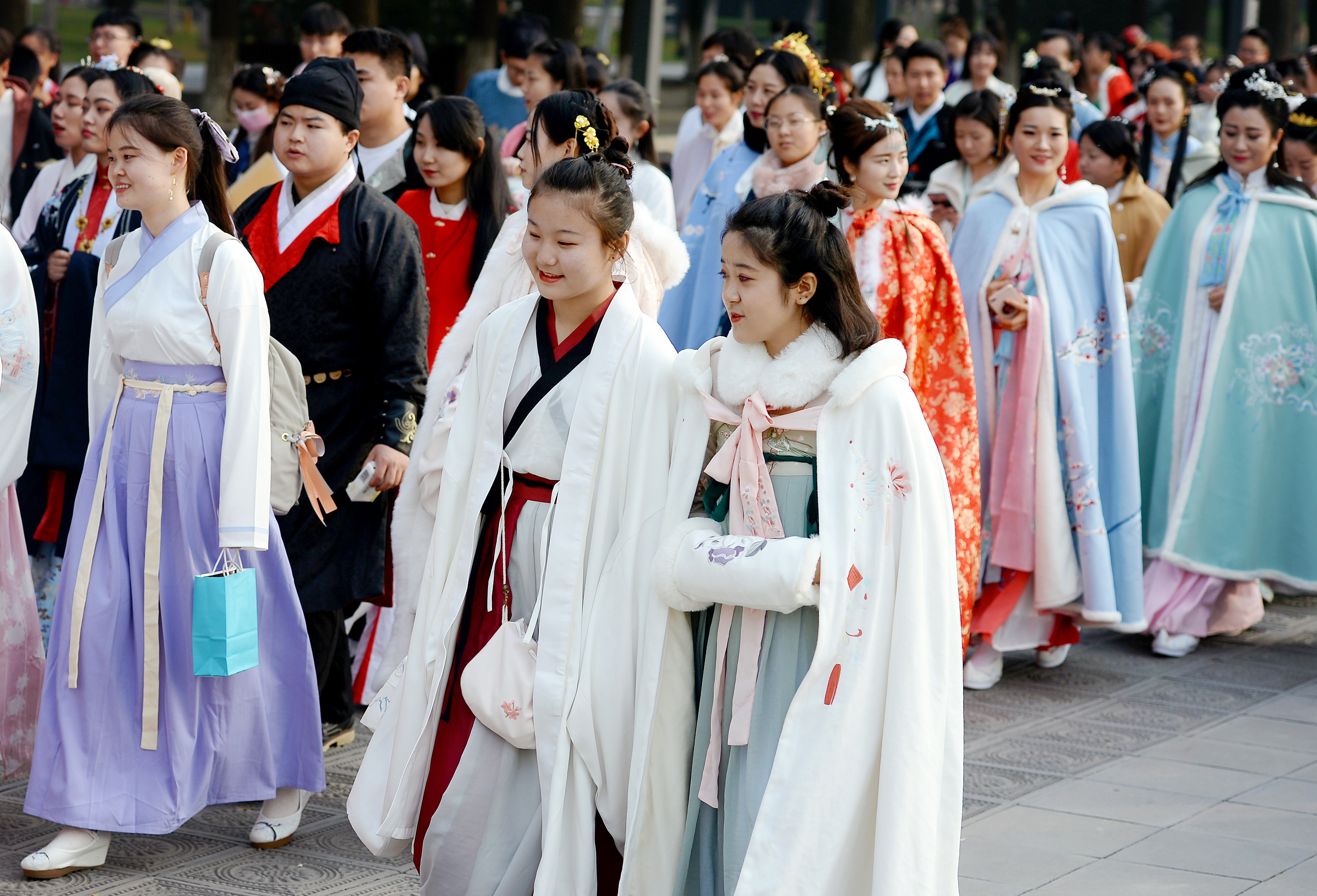 (文化(1)西安:汉服巡游展示传统文化