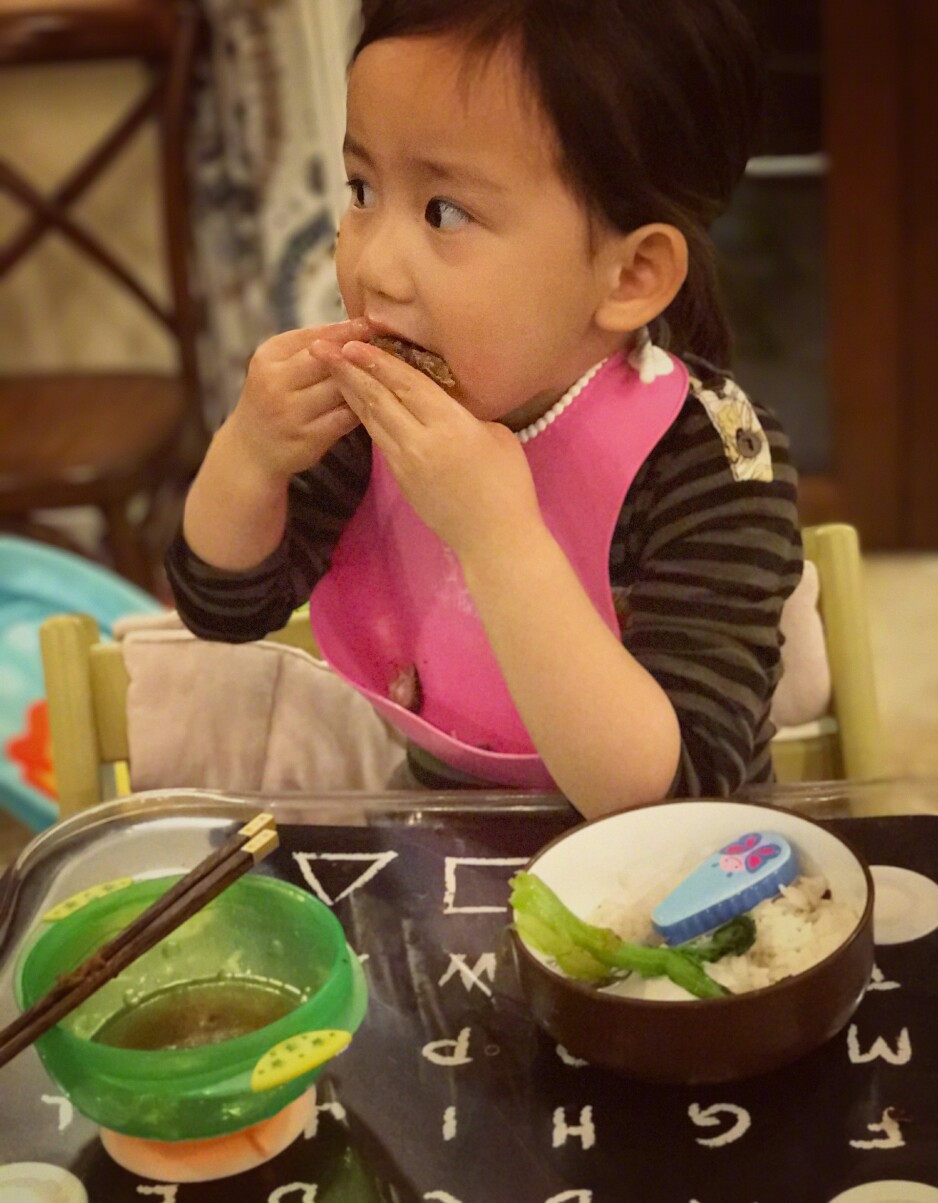 黃磊小女兒愛吃鳳爪，卻天真地自稱在吃「手」，開心得笑瞇了雙眼 娛樂 第13張