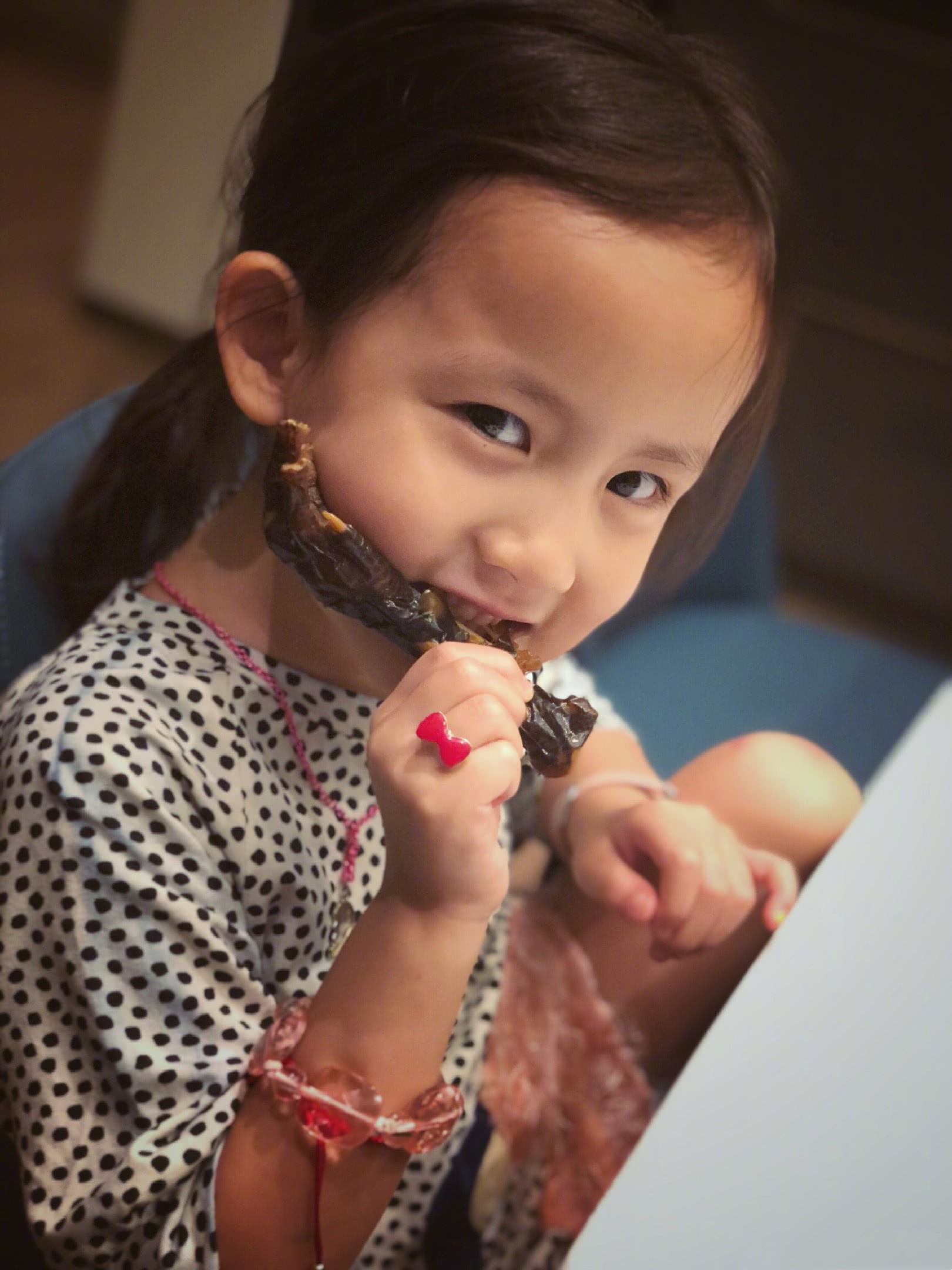 黃磊小女兒愛吃鳳爪，卻天真地自稱在吃「手」，開心得笑瞇了雙眼 娛樂 第8張