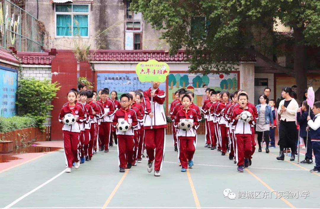 接着,杨玉梅老师做了精彩的足球节开幕致辞,傅子鑫老师作为裁判代表